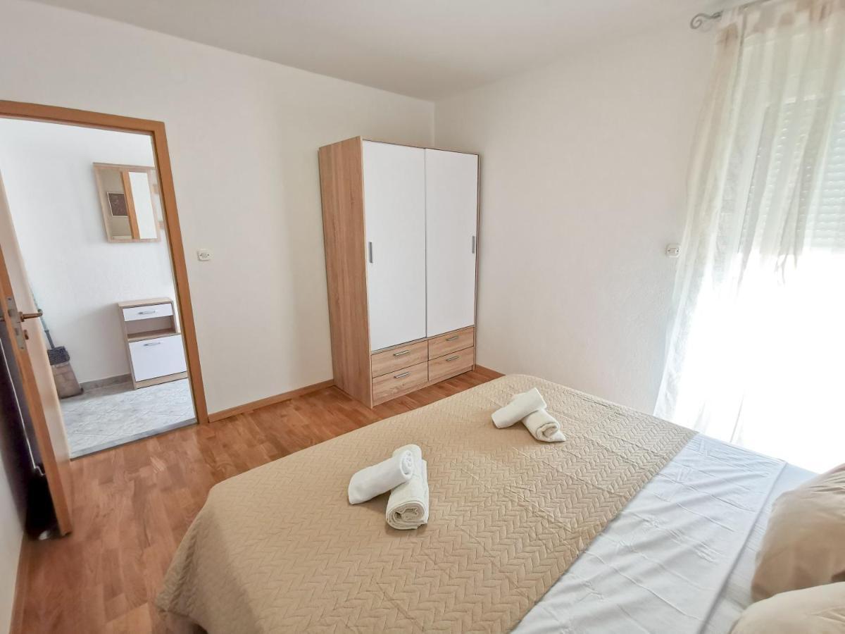 A4 Apartmani Kevic Kaštela Exteriör bild