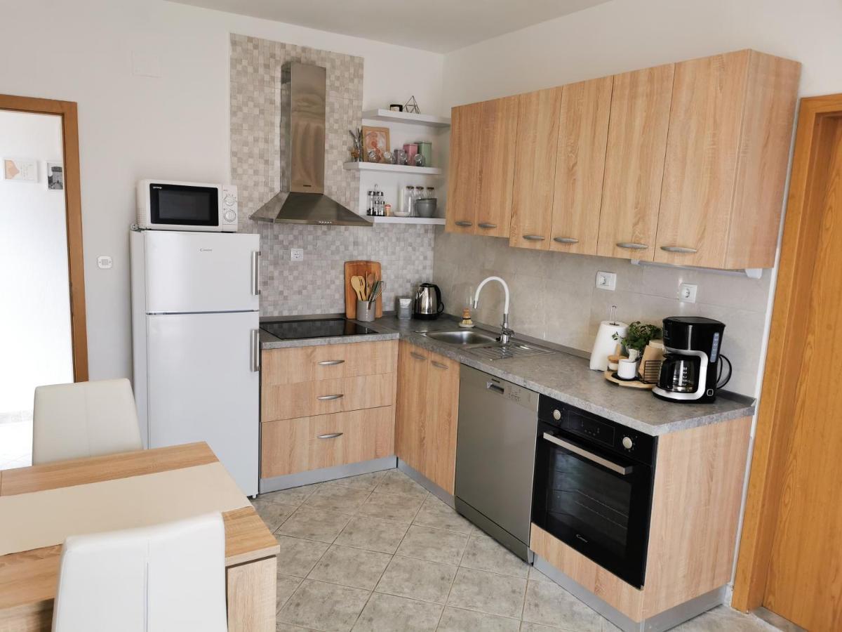 A4 Apartmani Kevic Kaštela Exteriör bild