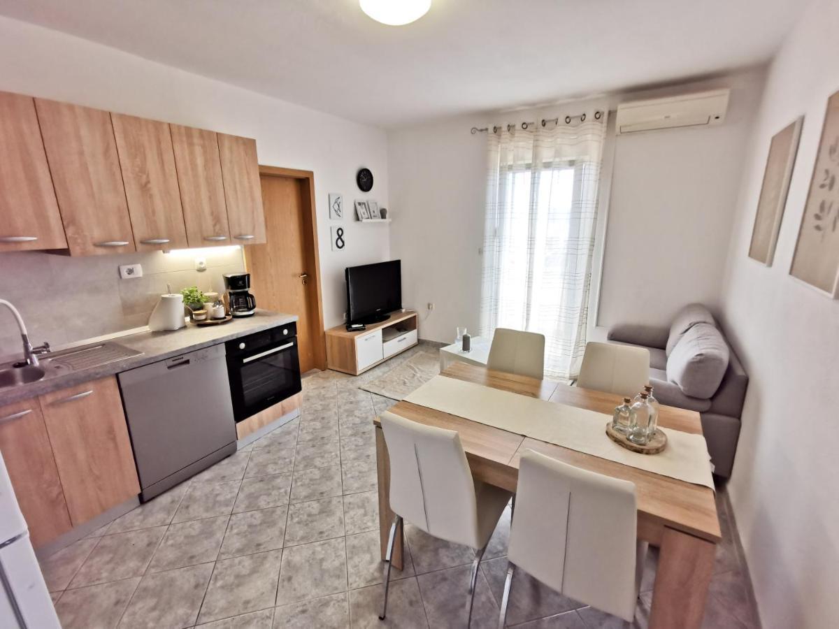 A4 Apartmani Kevic Kaštela Exteriör bild